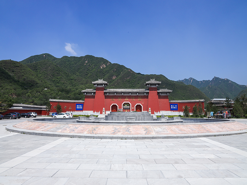 凤凰山陵园在昌平那个镇？凤凰山陵园有公交车直达吗？
