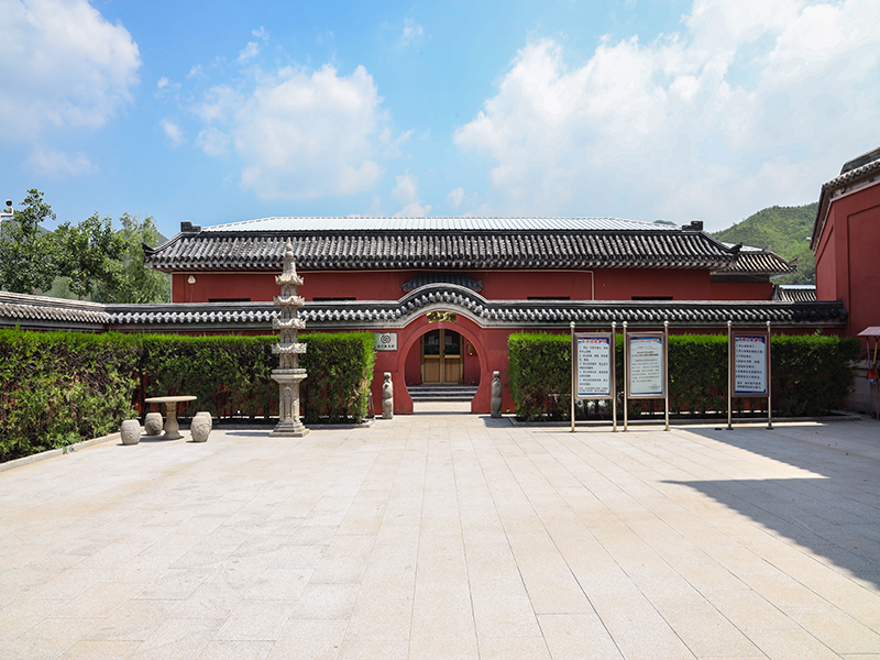 天寿陵园和凤凰山陵园距离近吗（天寿陵园和凤凰山陵园两个陵园如何选）