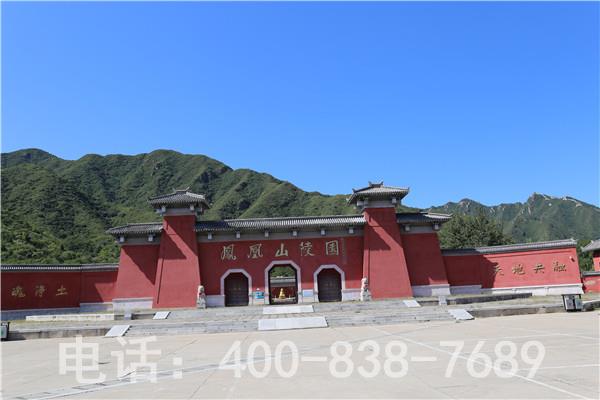有去北京凤凰山公墓的班车吗？免费吗？我能在哪里上公共汽车？